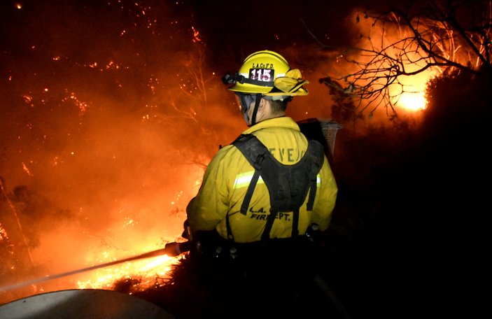 Kaliforniya'daki yangın 18 bin binayı tehdit ediyor