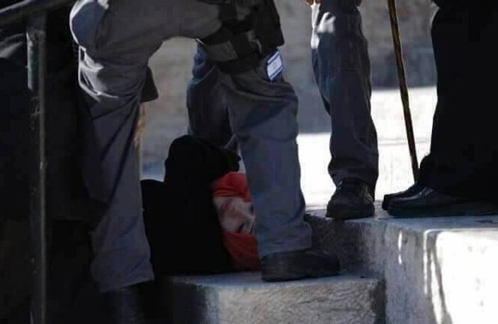 İsrail askeri bir kadını sürükleyerek gözaltına aldı