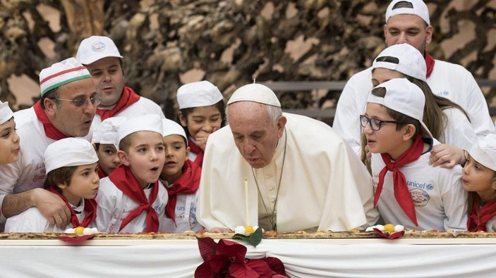 Papa 81. yaş gününü çocuklarla kutladı