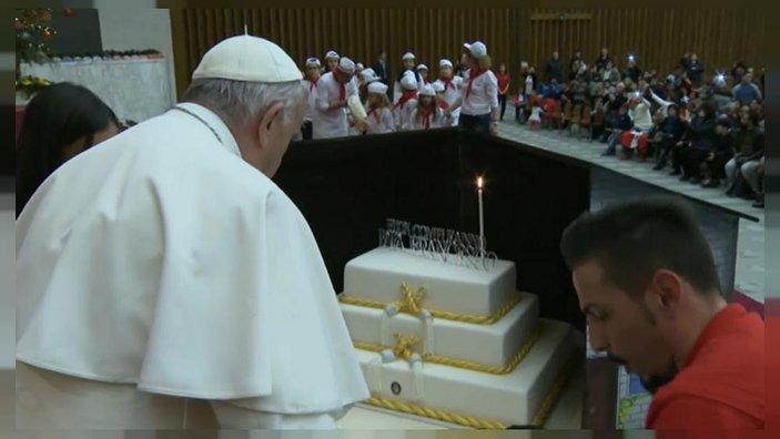 Papa 81. yaş gününü çocuklarla kutladı