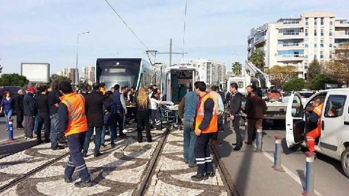 İzmir'de tramvayın altında kalan kadın öldü
