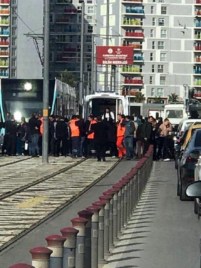 İzmir'de tramvayın altında kalan kadın öldü