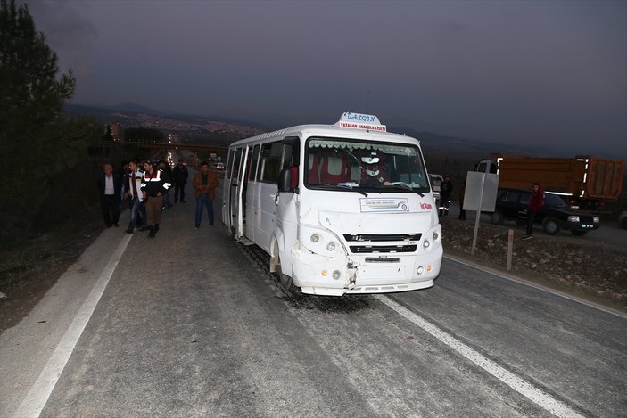Muğla'da öğrenci servisi otomobille çarpıştı: 8 yaralı
