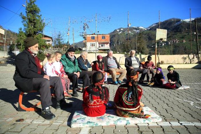Dedeler anlatıyor, torunlar yazıyor