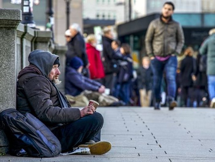 Frankfurt'ta dışarıda kalan evsizlere para cezası