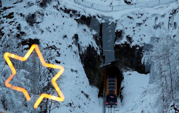 Dünyanın en dik füniküler hattı İsviçre'de açıldı