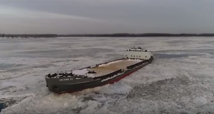Yük gemisi buz tutan Volga Nehri'ne saplandı