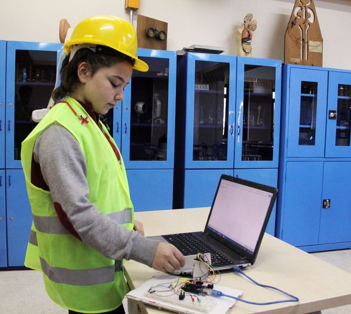 10 yaşındaki Öyküm işçiler için akıllı baret tasarladı