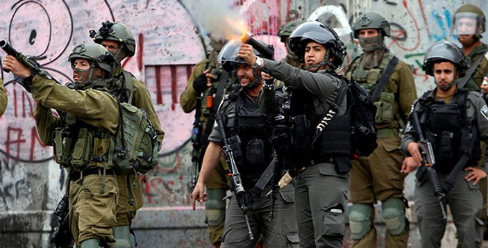 İsrail askerleri keyif alarak işkence yapıyor