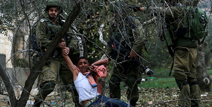 İsrail askerleri keyif alarak işkence yapıyor