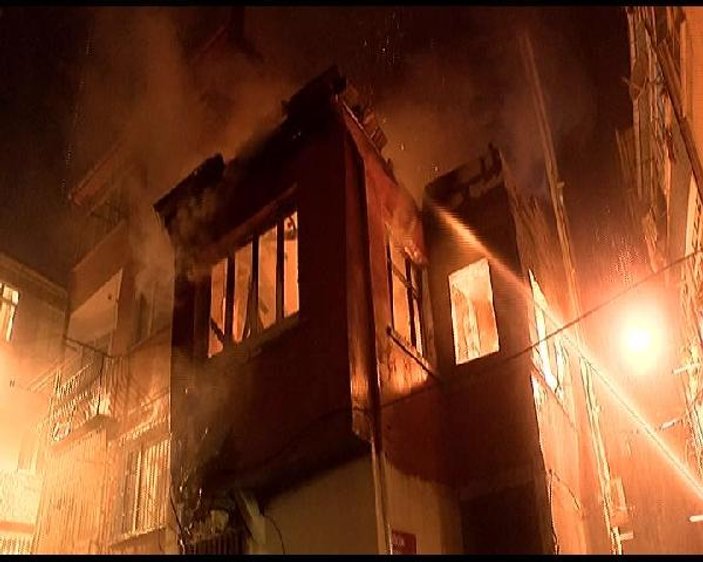 Fatih'te iki katlı bina yandı mahalleli 'sahibi yaptı' dedi
