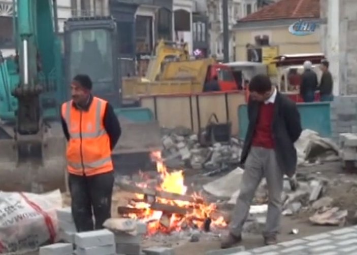 Taksim'de işçiler ısınmak için halay çekti