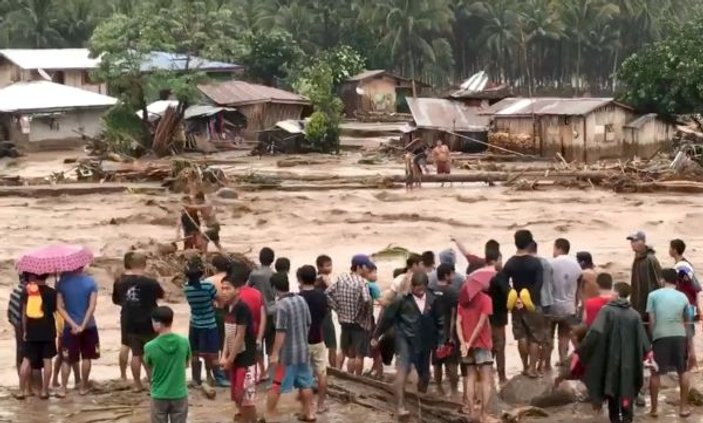 Filipinler'de tropikal tayfun: 120'den fazla ölü