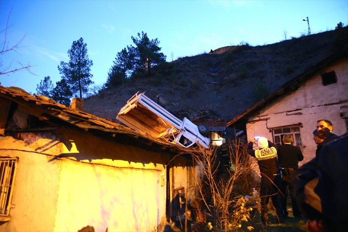 Karabük'te kamyonet evin çatısına düştü
