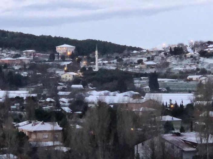 İstanbul'a mevsimin ilk karı düştü