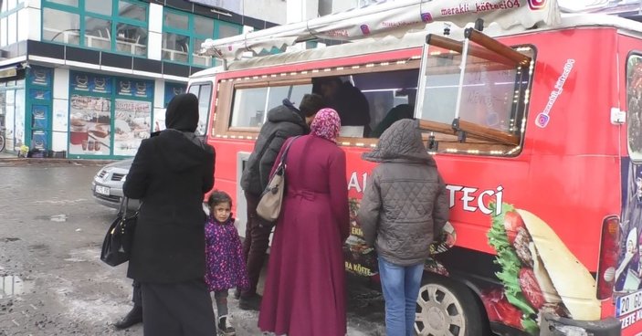 Ağrılı üniversite öğrencisi minibüsünde köfte yapıyor