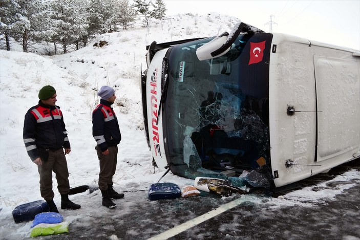 Yozgat'ta yolcu otobüsü devrildi: 1 ölü 21 yaralı