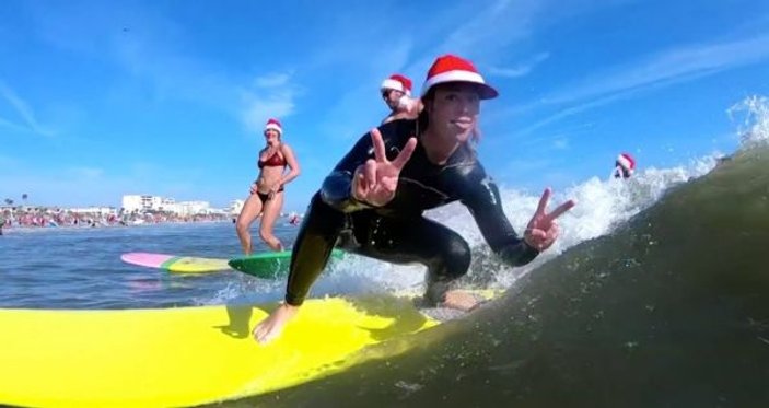 Florida'da 837 kişi Noel Baba kılığında sörf yaptı