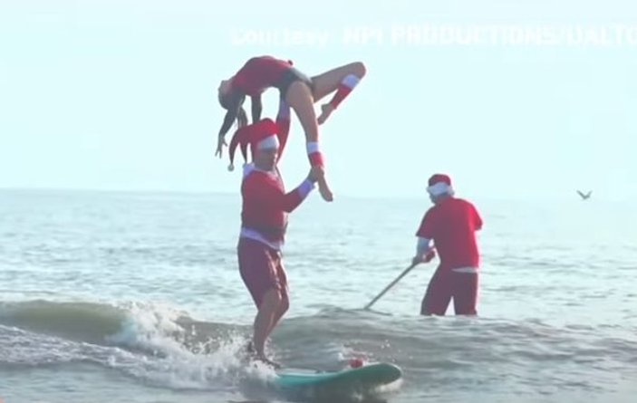 Florida'da 837 kişi Noel Baba kılığında sörf yaptı