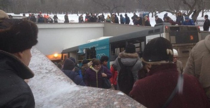 Moskova'da otobüs, yaya alt geçidine girdi