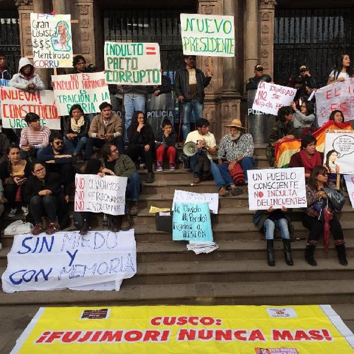 Peru eski Devlet Başkanı'nın affedilmesi protesto edildi