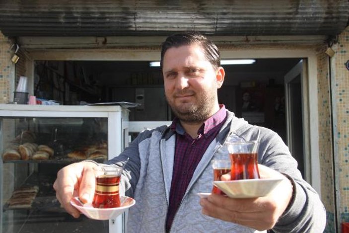 İzmir'in çifte diplomalı çaycısı
