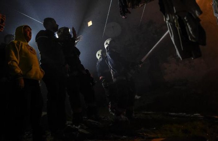 Beyoğlu'nda 3 katlı metruk bina yandı