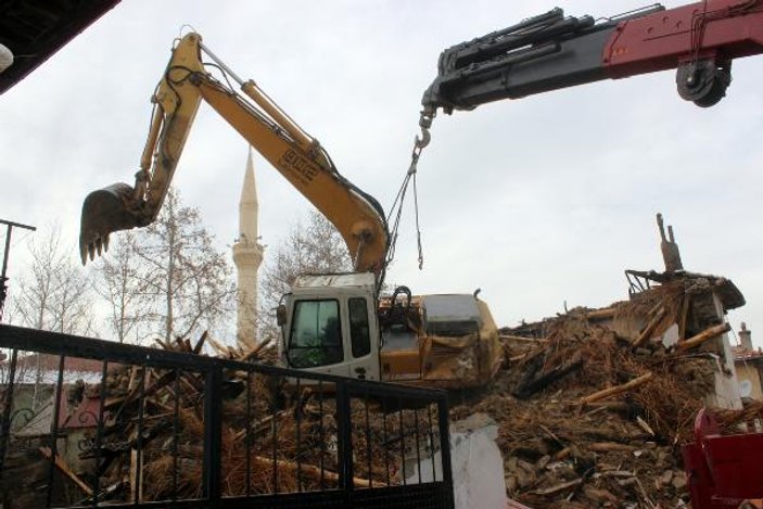 Yıkım sırasında iş makinesi yan yattı: 1 yaralı