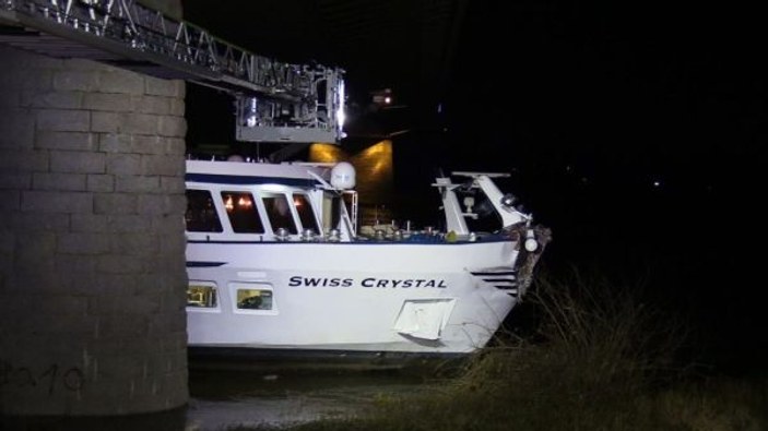 Almanya’da yolcu gemisi köprüye çarptı: 27 yaralı