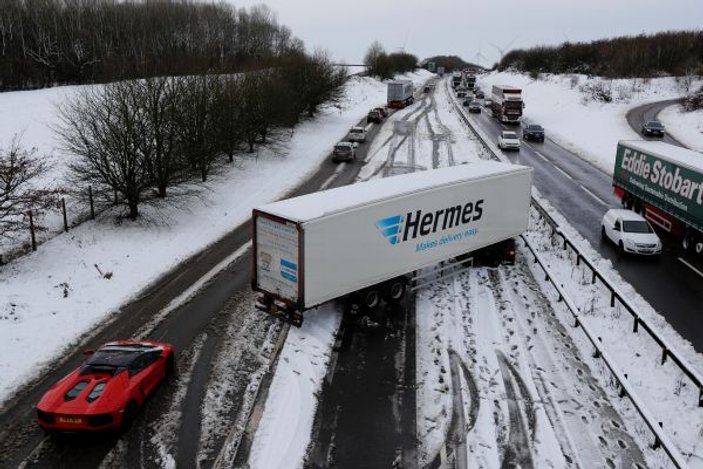 İngiltere'de kar kaosu