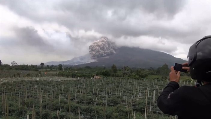 Sinabung Dağı'ndaki yanardağ patladı