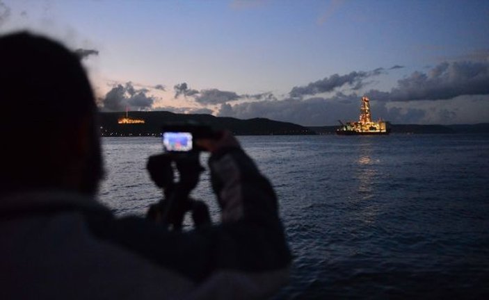 Türkiye'nin ilk sondaj gemisi Çanakkale'den geçti