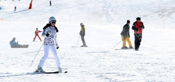 İranlı turistlerin kayak keyfi