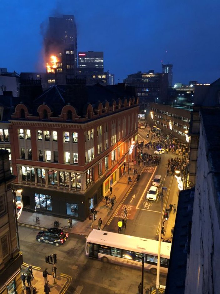 Manchester'da 12 katlı binada yangın çıktı