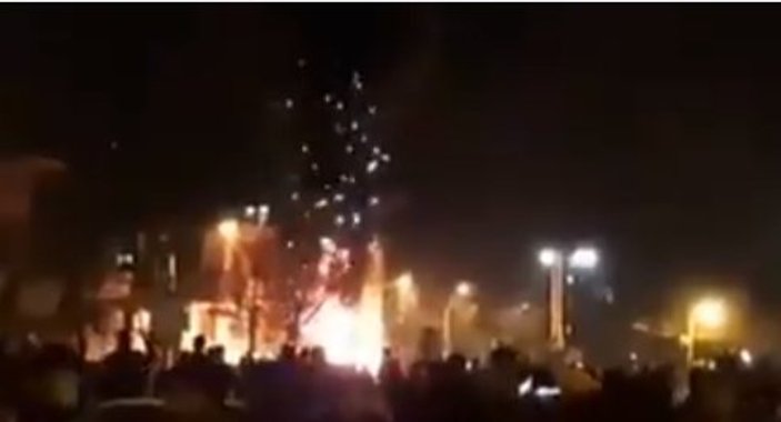 İran'da bir valilik ele geçirildi, bir belediye binası yandı