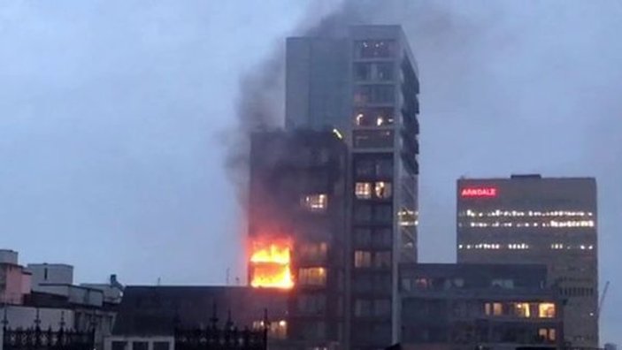 Manchester'da 12 katlı binada yangın çıktı