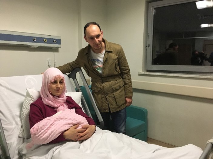 Bakan Kaya İstanbul'da yeni yılın ilk bebeğiyle poz verdi