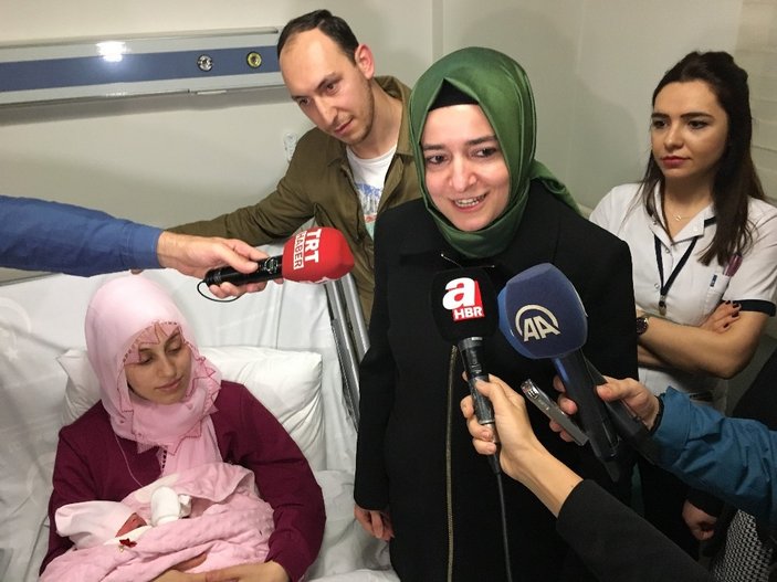 Bakan Kaya İstanbul'da yeni yılın ilk bebeğiyle poz verdi