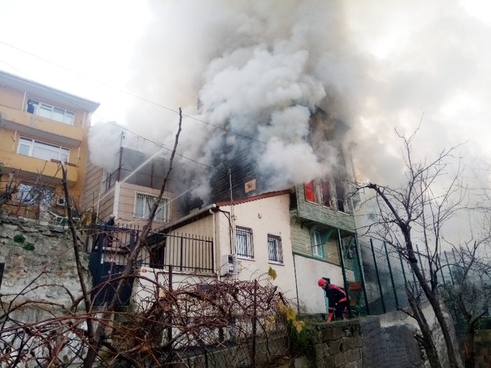 Üsküdar'da ahşap binada korkutan yangın