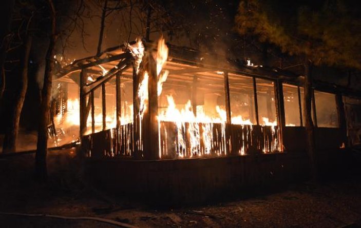 Karabük'te ahşap restoran yangında kül oldu