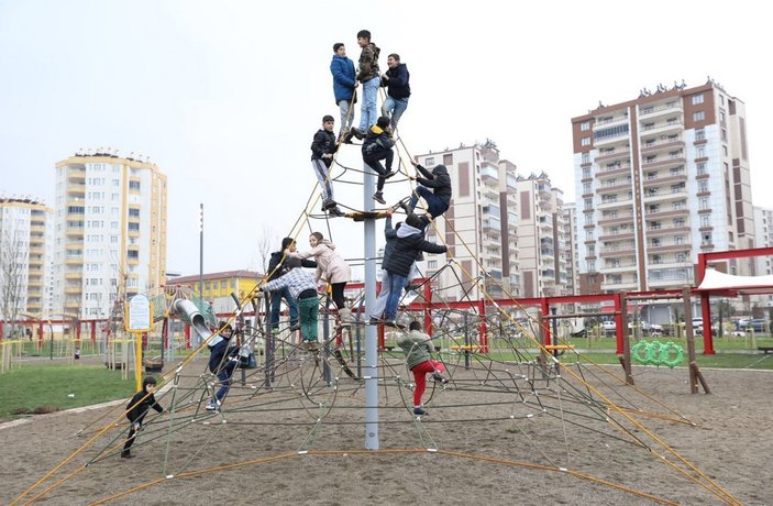 Diyarbakır'da Kent Meydanı çocukları sevindirdi