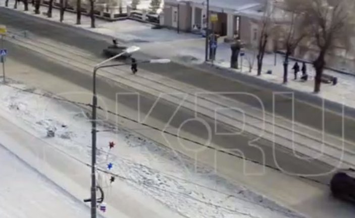Rusya'da karşıdan karşıya geçen kıza araba çarptı