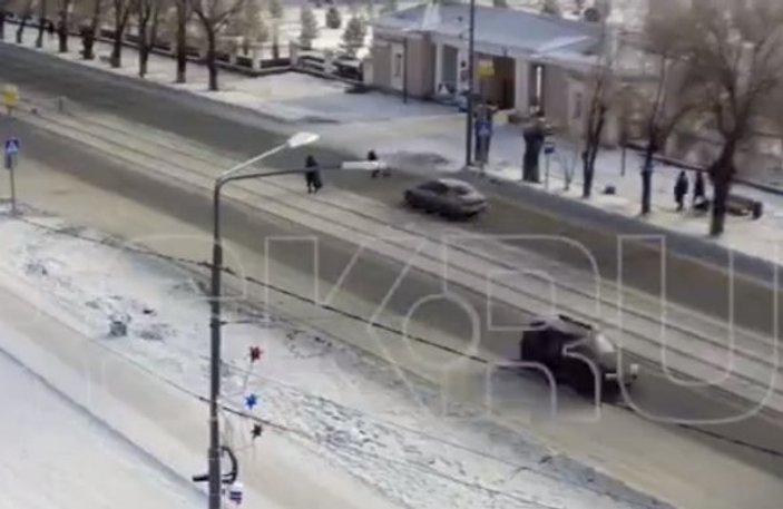 Rusya'da karşıdan karşıya geçen kıza araba çarptı