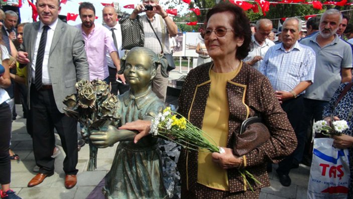 Atatürk’e çiçek veren kızın heykelindeki kömürler çalındı