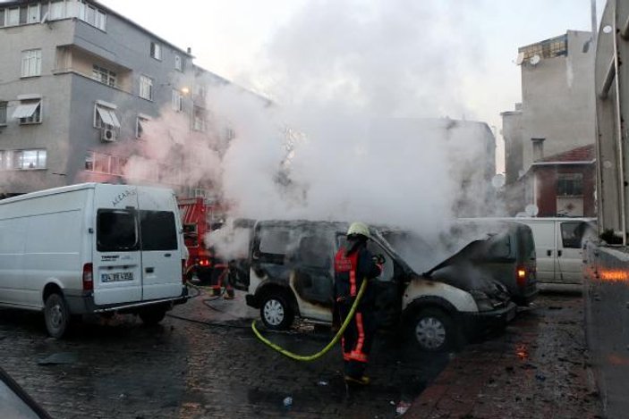 Beyoğlu'nda iki araç alev alev yandı