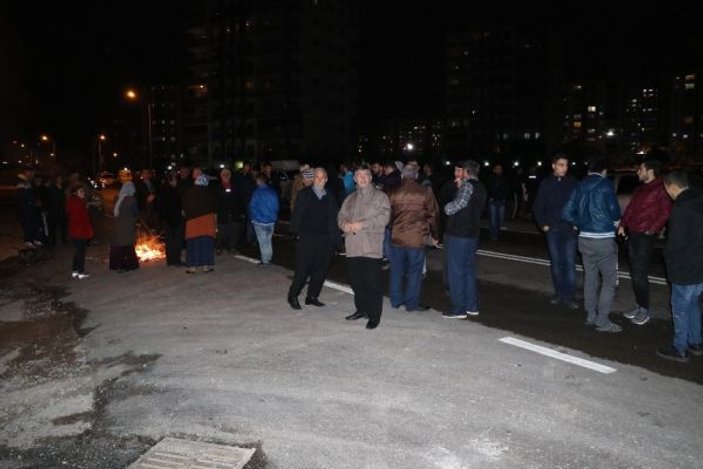 Adana'da elektrikler kesildi halk sokağı kapattı