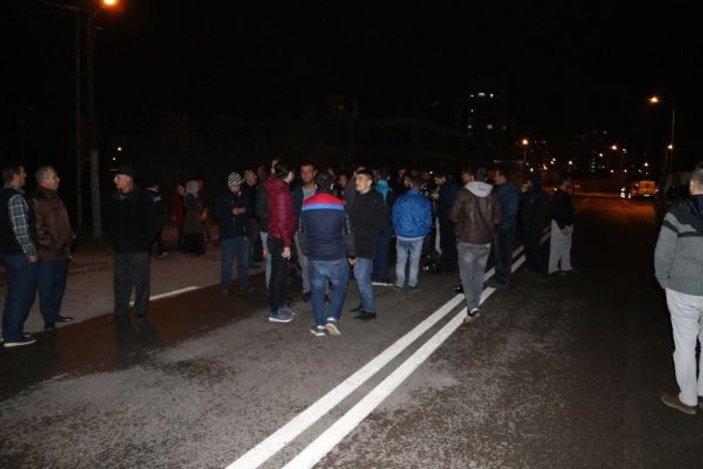 Adana'da elektrikler kesildi halk sokağı kapattı