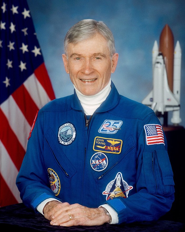 NASA'nın efsane astronotu John Young öldü