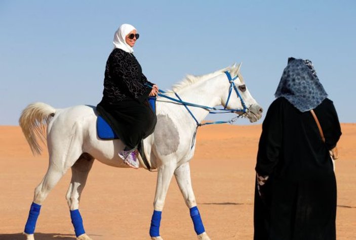 Suudi Arabistan'da kadınlar at sürdü