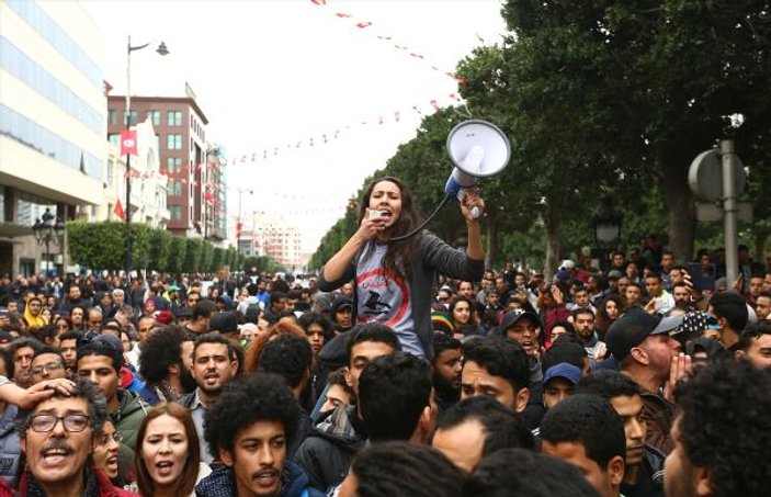 Tunus'ta binlerce kişi sokağa indi